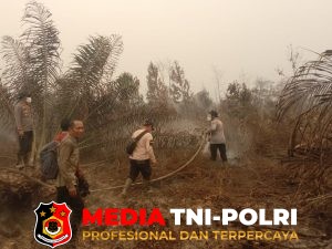 Kabag Ops Polres Kotim Turun Langsung Lakukan Pemadaman Karhutla di Desa Mentaya Seberang