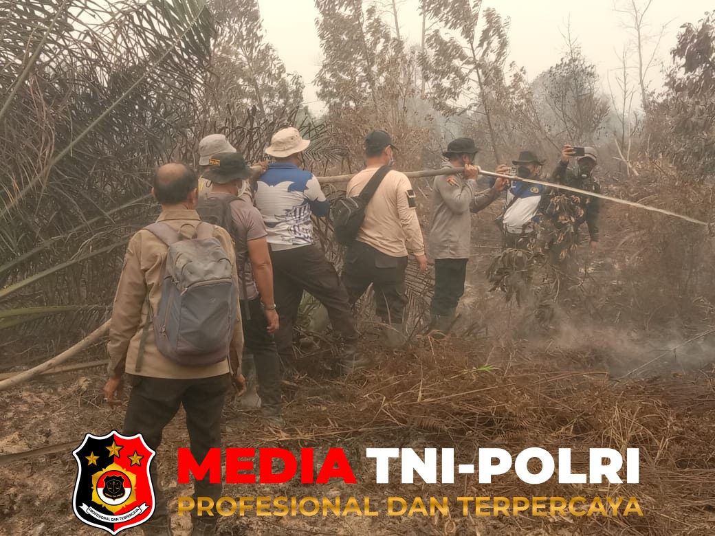 Polres Kotim - Kabag Ops Polres Kotim Turun Langsung Lakukan Pemadaman Karhutla di Desa Mentaya Seberang