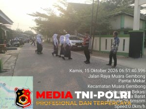 Polsek Muaragembong Hadir Sejak Pagi, Bantu Anak Sekolah Menyeberang dan Pastikan Keselamatan Pengguna Jalan