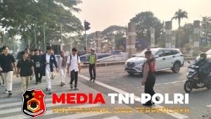 Pastikan Keselamatan Mahasiswa dan Pengguna Jalan, Sat Samapta Polres Metro Bekasi Hadir Atur Lalu Lintas di Penyeberangan President University Jababeka