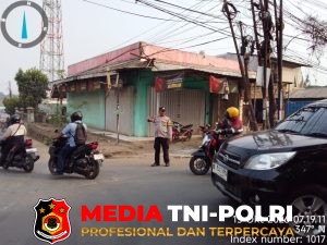 Cegah Kemacetan dan Kecelakaan, Polsek Setu Intensifkan Pengaturan Lalu Lintas Pagi di Pertigaan Lurah Toni