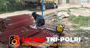 Tali Baja Penyangga Mulai Dipasang, Jembatan Gantung Program Karya Bakti TNI AD
