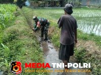 Koramil 0808/20 - Cegah Genangan Dan Optimalkan Irigasi, Babinsa Koramil 0808/20 Sananwetan Gotong Royong Bersihkan Aliran Air Lahan Padi