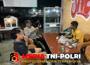Bertemu Warga saat Patroli Malam, Polisi Sampaikan Pesan-Pesan Kamtibmas