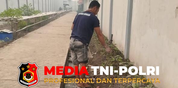 Optimalkan Kesuburan - Optimalkan Kesuburan Lahan dan Hasil Panen, WBP Lapas Sampit Lakukan Pemupukan Rutin
