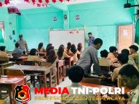 Polisi Pendamping - Polisi Pendamping Kelas di SMK TRISIMA, Berikan Motivasi Belajar dan Imbau Pelajar Tidak Terlibat Aksi Unjuk Rasa