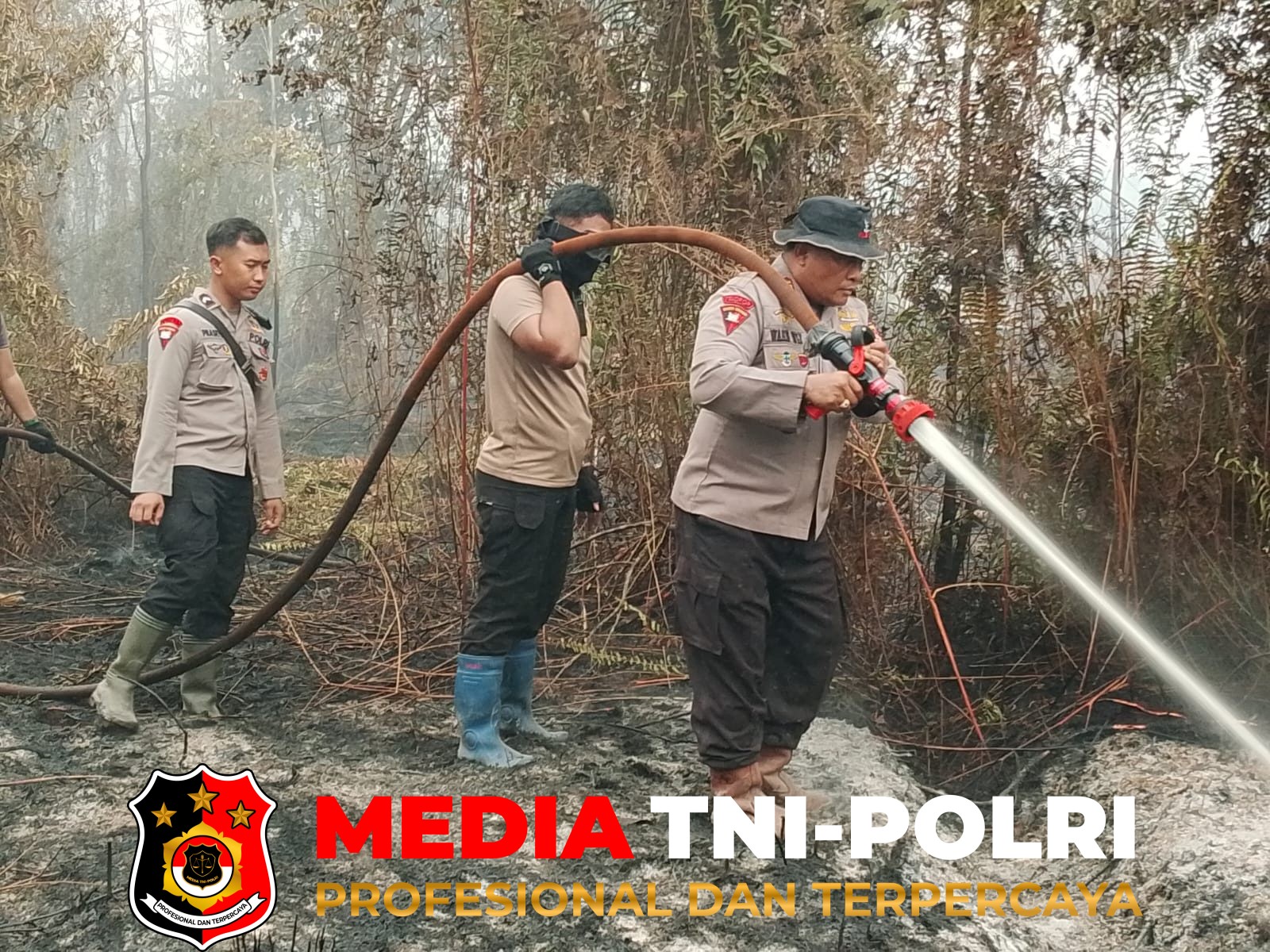 Polda Kalteng - Wadanyon B Pelopor Polda Kalteng Turun Langsung Pemadaman Karhutla di Betang Raya Jalan Jend Sudirman KM 7 Sampit