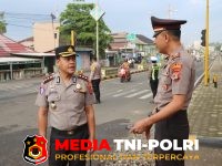 Kapolres Tanggamus - Kapolres Tanggamus Bersama Sejumlah Personel Atur Lalu Lintas di Kota Agung di Jam Rawan Pagi