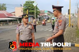 Kapolres Tanggamus Bersama Sejumlah Personel Atur Lalu Lintas di Kota Agung di Jam Rawan Pagi