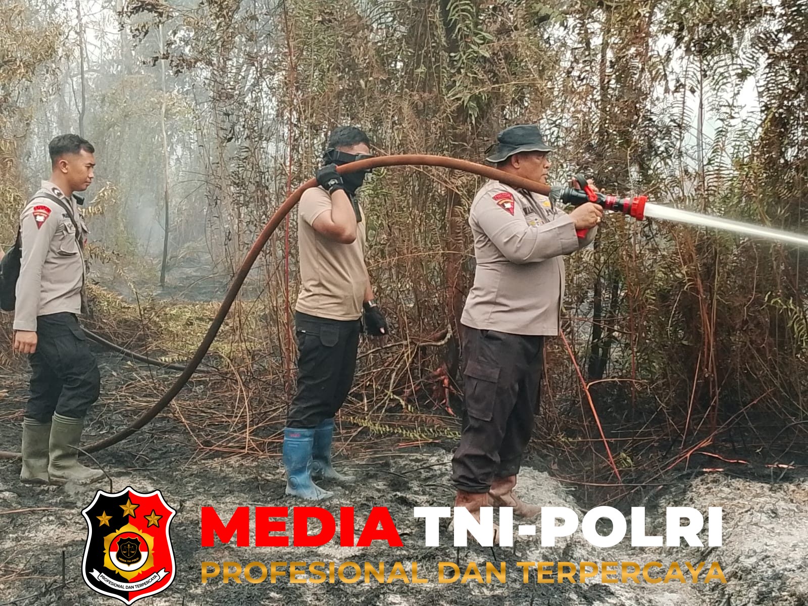 Polda Kalteng - Wadanyon B Pelopor Polda Kalteng Turun Langsung Pemadaman Karhutla di Betang Raya Jalan Jend Sudirman KM 7 Sampit