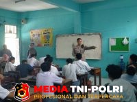 Polisi Pendamping - Polisi Pendamping Kelas Sambangi SMK Karya Bakti 2, Berikan Pembinaan Kamtibmas dan Motivasi Belajar kepada Pelajar
