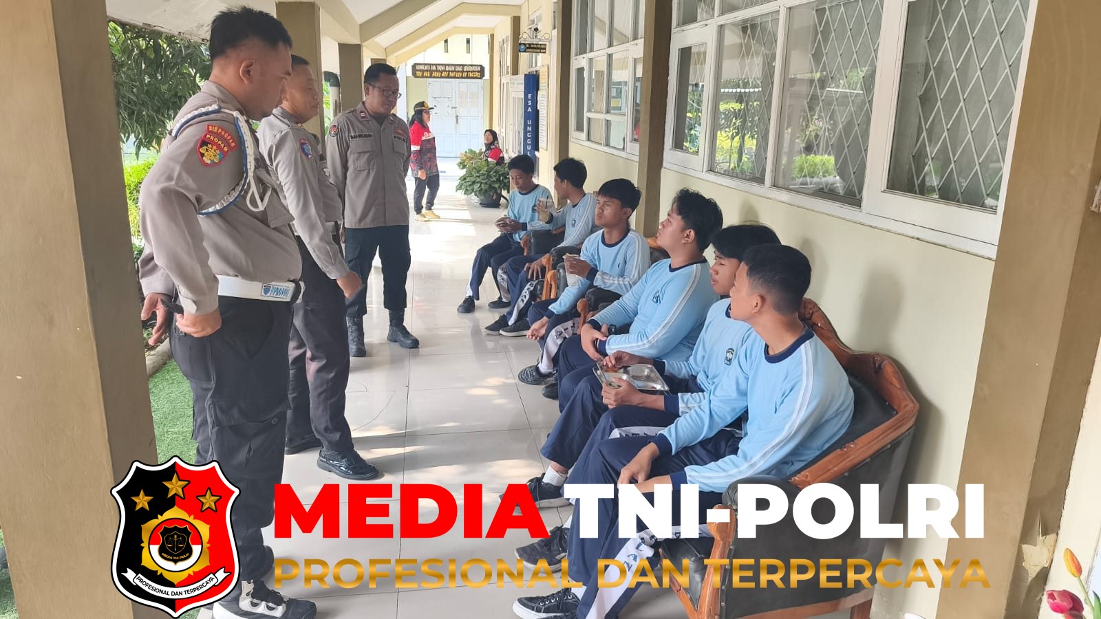Polisi Pendamping - Polisi Pendamping Kelas Sambangi SMAN 2 Babelan, Berikan Himbauan Kamtibmas dan Perkuat Kedisiplinan Pelajar