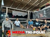 Polsek Mandor - Polisi Hadir Saat Warga Bersantai, Polsek Mandor Sisipkan Pesan Kamtibmas dalam Patroli Malam