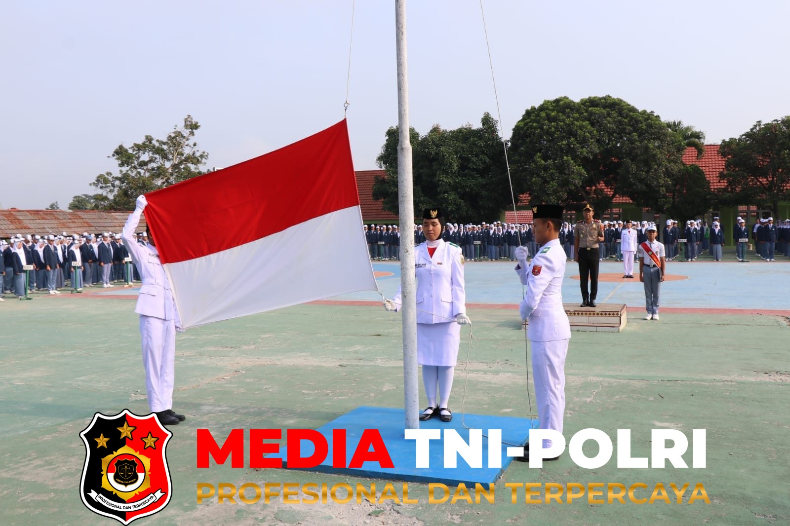 Kapolres Lampung - Kapolres Lampung Barat Jadi Pembina Upacara di SMA Negeri 1 Liwa, Ajak Pelajar Jauhi Bullying dan Narkoba