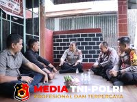 Bersilaturahmi Kediaman - Bersilaturahmi ke Kediaman Damang, Kapolres Seruyan Perkuat Komunikasi dengan Tokoh Adat