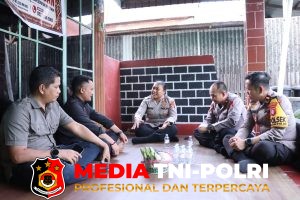 Bersilaturahmi ke Kediaman Damang, Kapolres Seruyan Perkuat Komunikasi dengan Tokoh Adat