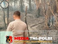 Kebakaran Lahan - Kebakaran di Lahan Gambut Panimbaraya, Polsubsektor Danau Seluluk Pantau Potensi Api Meluas