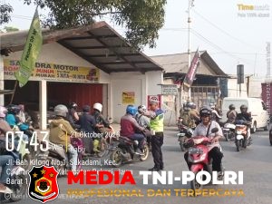 Ciptakan Kelancaran dan Keselamatan Pengguna Jalan, Polsek Serang Baru Gelar Pengaturan Lalu Lintas Pagi di Pertigaan Bahkilong
