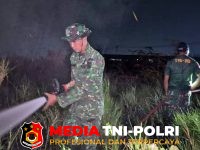 Kodim 1707/Merauke - Gerak Cepat Prajurit Kodim 1707/Merauke Bersama sama Padamkan Kebakaran Lahan di Wilayah Kelurahan Samkai
