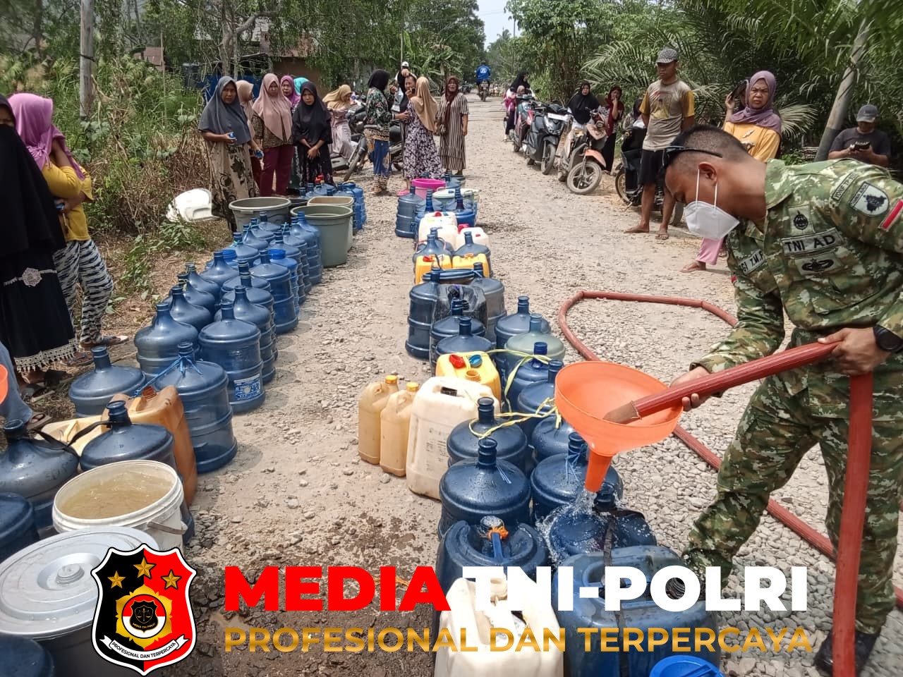 Karhutla - Kodam XXII/Tambun Bungai Salurkan Air Bersih kepada Warga Terdampak Karhutla di Pulang Pisau
