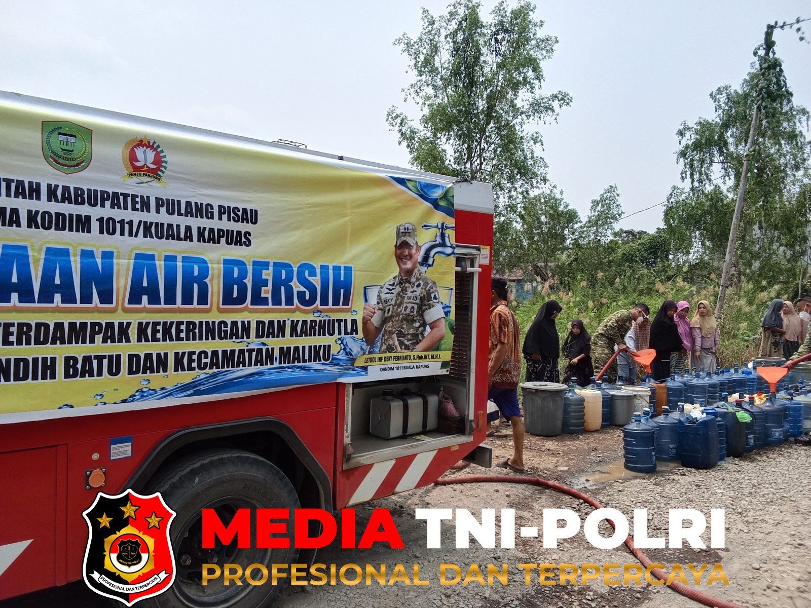 Karhutla - Kodam XXII/Tambun Bungai Salurkan Air Bersih kepada Warga Terdampak Karhutla di Pulang Pisau