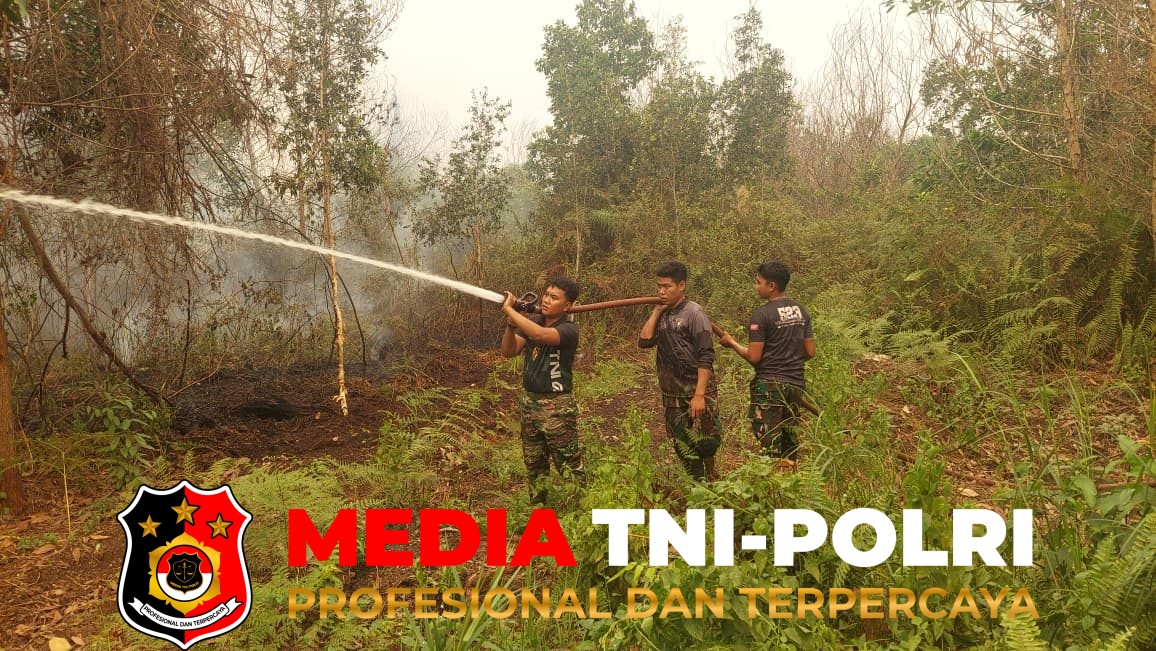 Kodim 1015/Sampit - Cegah Api Mendekat Bangunan, Personel Standby On Call Kodim 1015/Sampit Padamkan Api