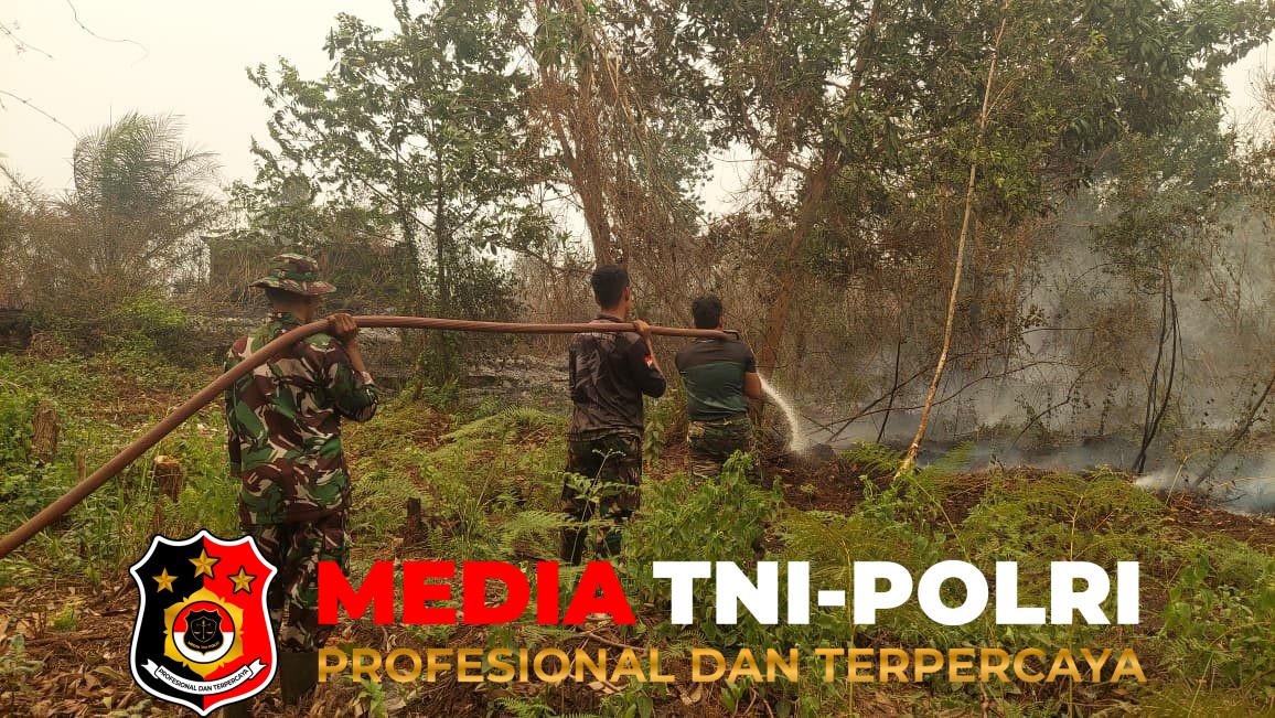 Kodim 1015/Sampit - Cegah Api Mendekat Bangunan, Personel Standby On Call Kodim 1015/Sampit Padamkan Api