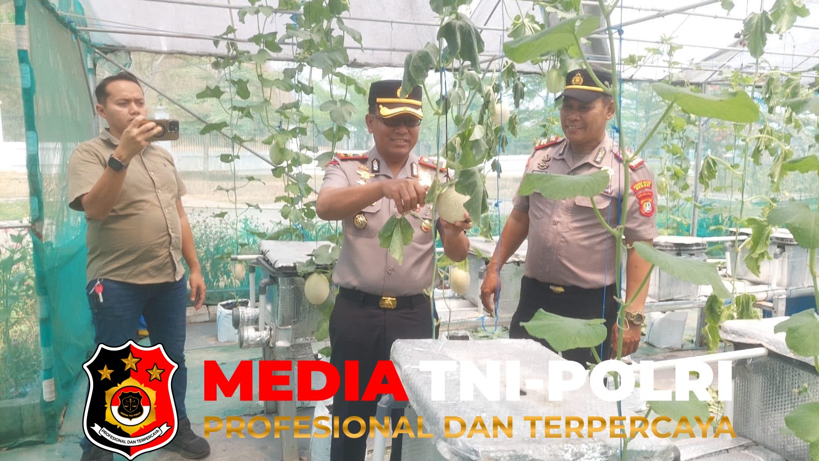 Polsek Cikarang - Polsek Cikarang Selatan Melaksanakan Program Polisi Peduli Pengangguran Kembangkan Budidaya Melon