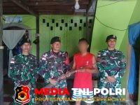 Gencarkan Komsos - Gencarkan Komsos dan Edukasi Hukum, Satgas Pamtas Yonarmed 13/Nanggala Terima Penyerahan Sukarela 1 Pucuk Senjata Api Rakitan dari Warga Perbatasan
