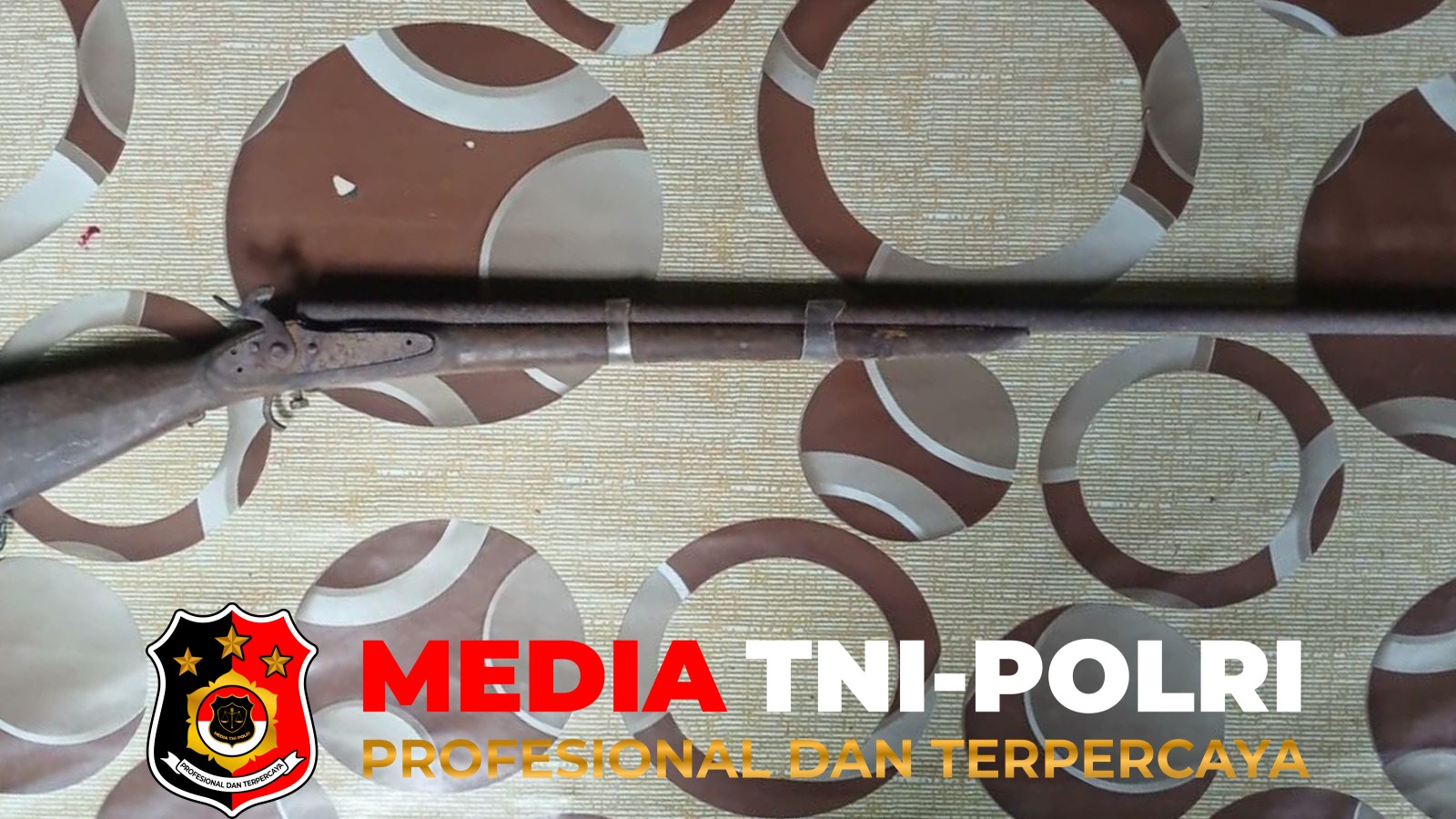 Gencarkan Komsos - Gencarkan Komsos dan Edukasi Hukum, Satgas Pamtas Yonarmed 13/Nanggala Terima Penyerahan Sukarela 1 Pucuk Senjata Api Rakitan dari Warga Perbatasan