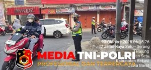Polsek Setu Gelar Pengaturan Lalu Lintas Pagi di Pertigaan KUD, Pastikan Kelancaran Aktivitas Masyarakat
