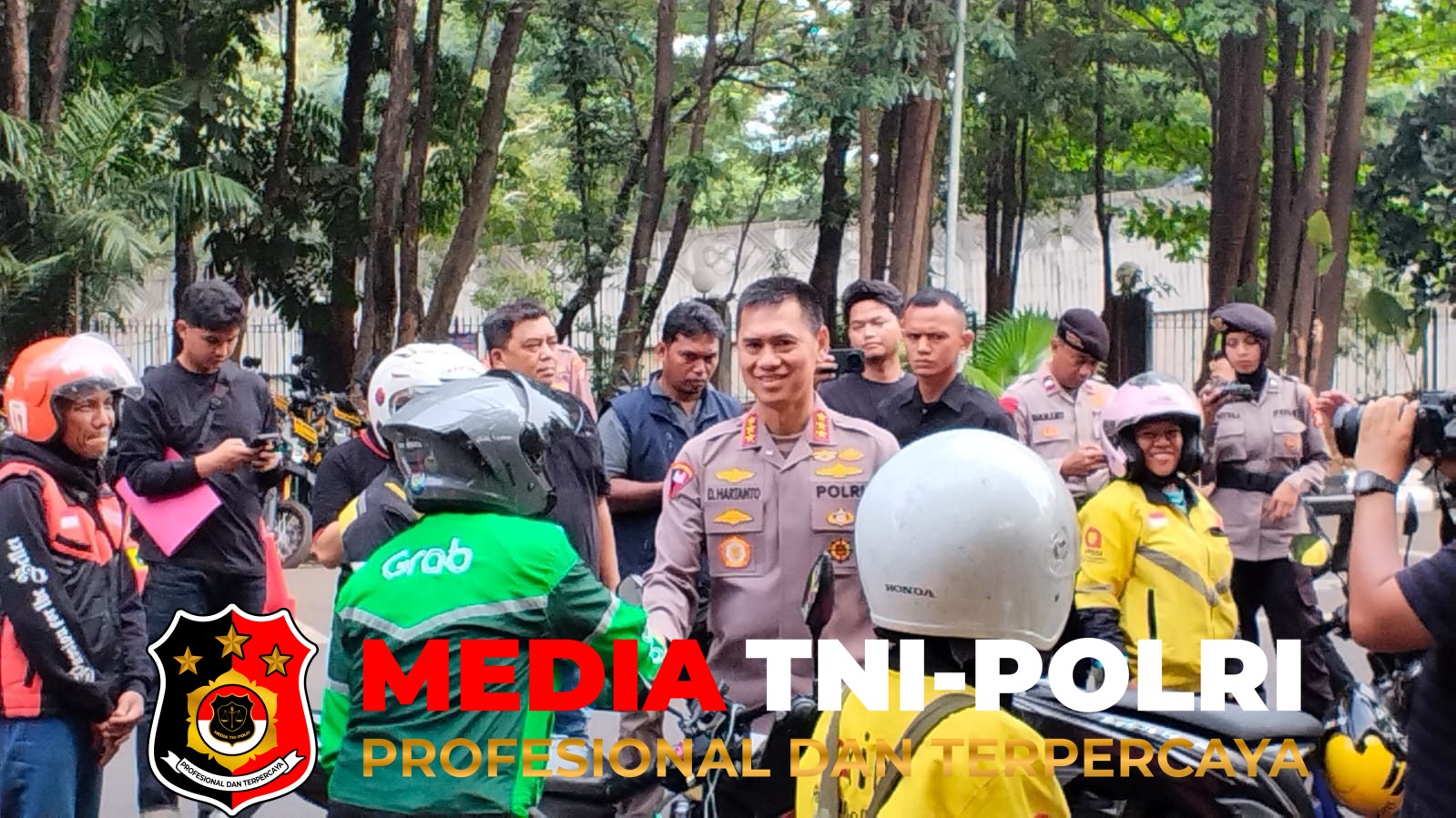 Polda Metro - Sabtu Berkah Polda Metro Jaya, Kapolda Dadang Hartanto Ajak Ojol Utamakan Keselamatan dan Kesehatan