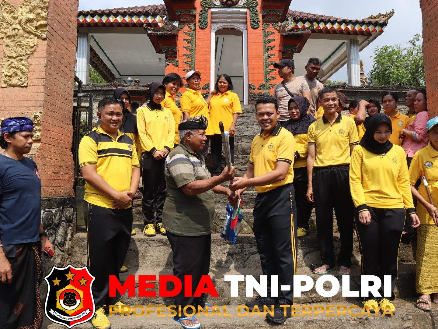 Polres Tanggamus - Green Policing, Polres Tanggamus Bersihkan Lingkungan Pura Tirtha Amerta