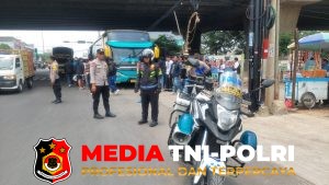Sat Lantas Polres Metro Bekasi Kawal Ratusan Bobotoh Menuju Stadion Pakansari, Pastikan Perjalanan Aman dan Tertib