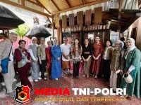 Kunjungi Desa - Kunjungi Desa Tenganan Pegringsingan, Seruni dan Dekranas Dukung Pelestarian Tenun Gringsing