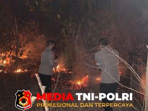 Gerak Cepat Polres Lampung Timur dan Brimob Padamkan Karhutla di TN Way Kambas