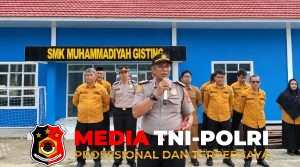 Polisi Peduli Pendidikan, Kabag SDM Polres Tanggamus Jadi Pembina Upacara di SMK Muhammadiyah Gisting