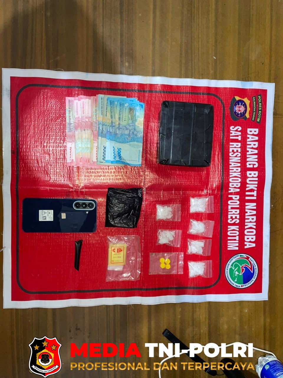Polres Kotim - Lagi Satresnarkoba Polres Kotim Grebek Bandar Di Baamang Tengah 30,60 Gram Sabu dan Pil Ekstasi Berhasil di Amankan