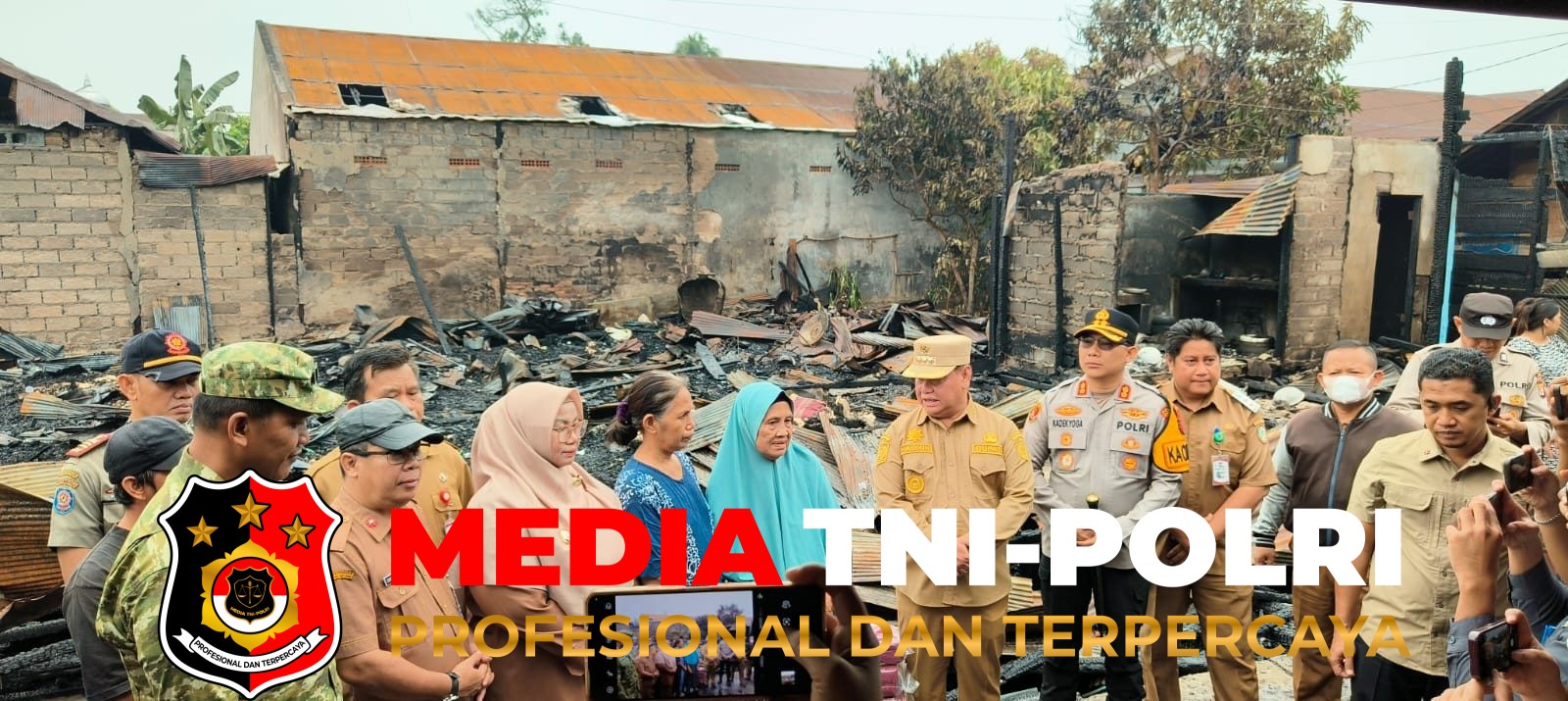 Dandim 1015 - Dandim 1015/Sampit Dampingi Forkopimda Salurkan Sembako Kepada Motoris Kelotok dan Tinjau Korban Kebakaran
