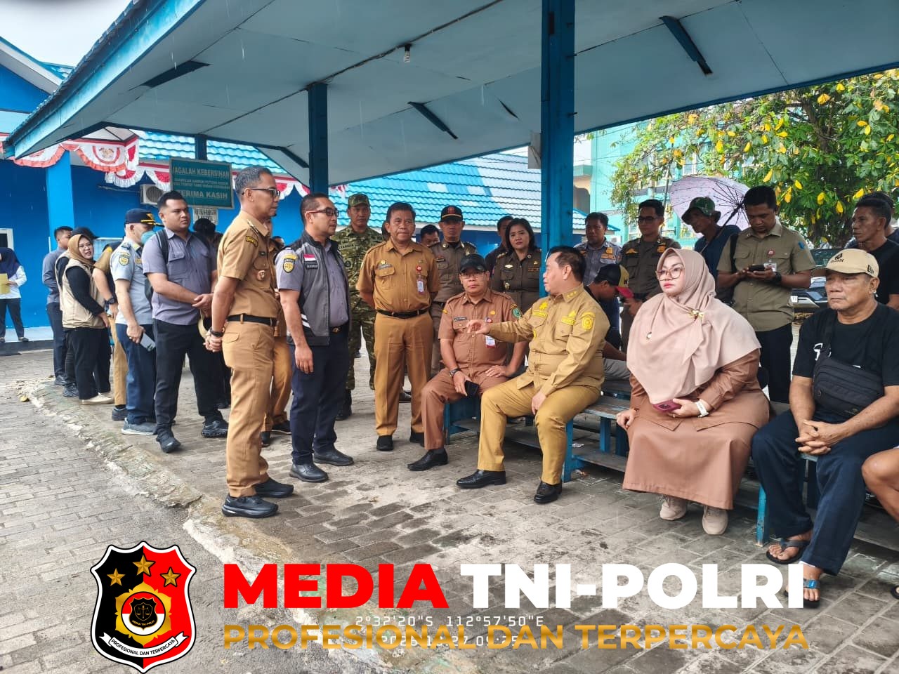 Dandim 1015 - Dandim 1015/Sampit Dampingi Forkopimda Salurkan Sembako Kepada Motoris Kelotok dan Tinjau Korban Kebakaran