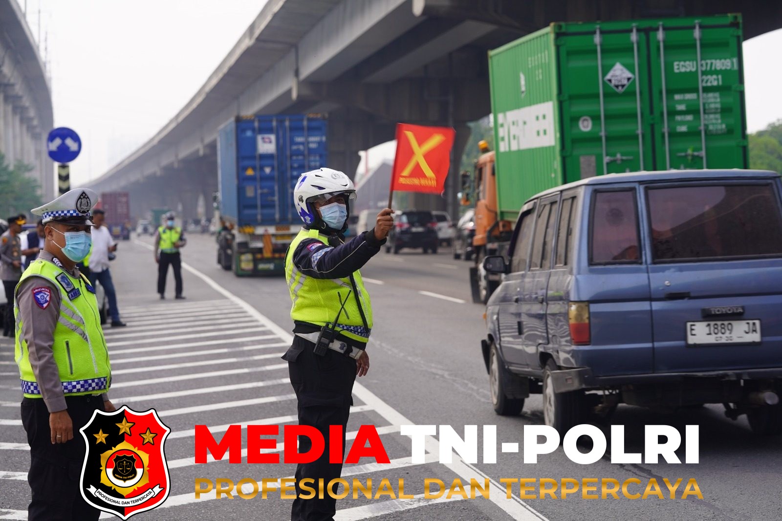 Polres Metro Bekasi - Polres Metro Bekasi Hadirkan Pelayanan Pengamanan Penyampaian Aspirasi di Rest Area KM 19B Tol Jakarta-Cikampek Guna Jaga Kondusivitas