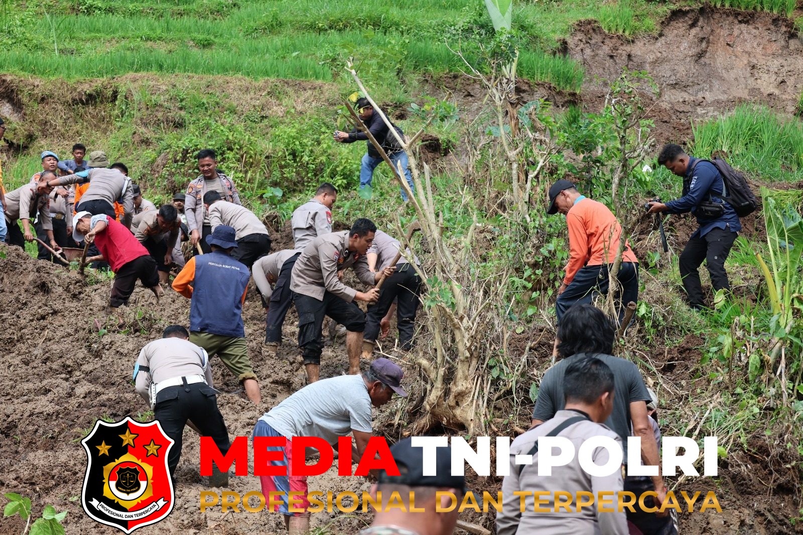 Polres Wonogiri - Polres Wonogiri Bersama Masyarakat Bersihkan Longsor di Bulukerto, Akses Jalan Kembali Pulih