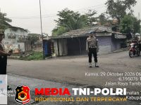 Urai Kemacetan - Urai Kemacetan Pagi Hari, Kapolsek Tambelang Pimpin Langsung Pengaturan Lalu Lintas di Pertigaan Tugu Tani