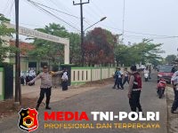 Berikan Pelayanan - Berikan Pelayanan Prima Pagi Hari, Kapolsek Muaragembong Pimpin Strong Point dan Pengaturan Lalu Lintas di SMPN 1 Muaragembong