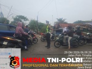 Urai Kepadatan Arus Keberangkatan Kerja, Unit Lantas Polsek Babelan Gelar Pengaturan Lalu Lintas Pagi di Perempatan Warung Gabus