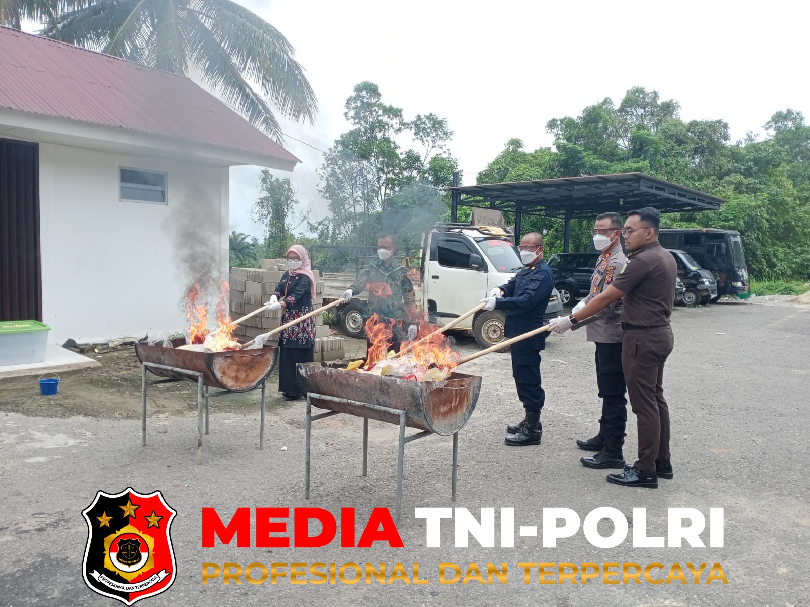 Polres Landak - Kejari Landak Musnahkan Barang Bukti Inkrah, Polres Landak Hadir Dukung Penegakan Hukum