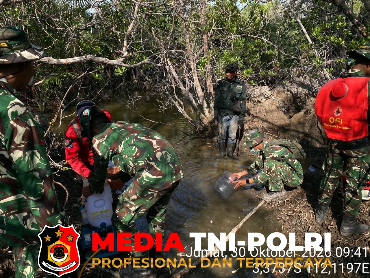 Kodim 1015/Sampit - Cegah Api Merambat, Sinergi Personel Kodim 1015/Sampit dan Petugas TNTP Padamkan Api Akibat Karhutla di Kawasan TNTP wilayah Kab. Seruyan