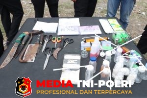 Polres Jakbar - Sisir Gang Sempit Kampung Boncos, Polres Jakbar Temukan Sabu, Ganja hingga berbagai Sajam