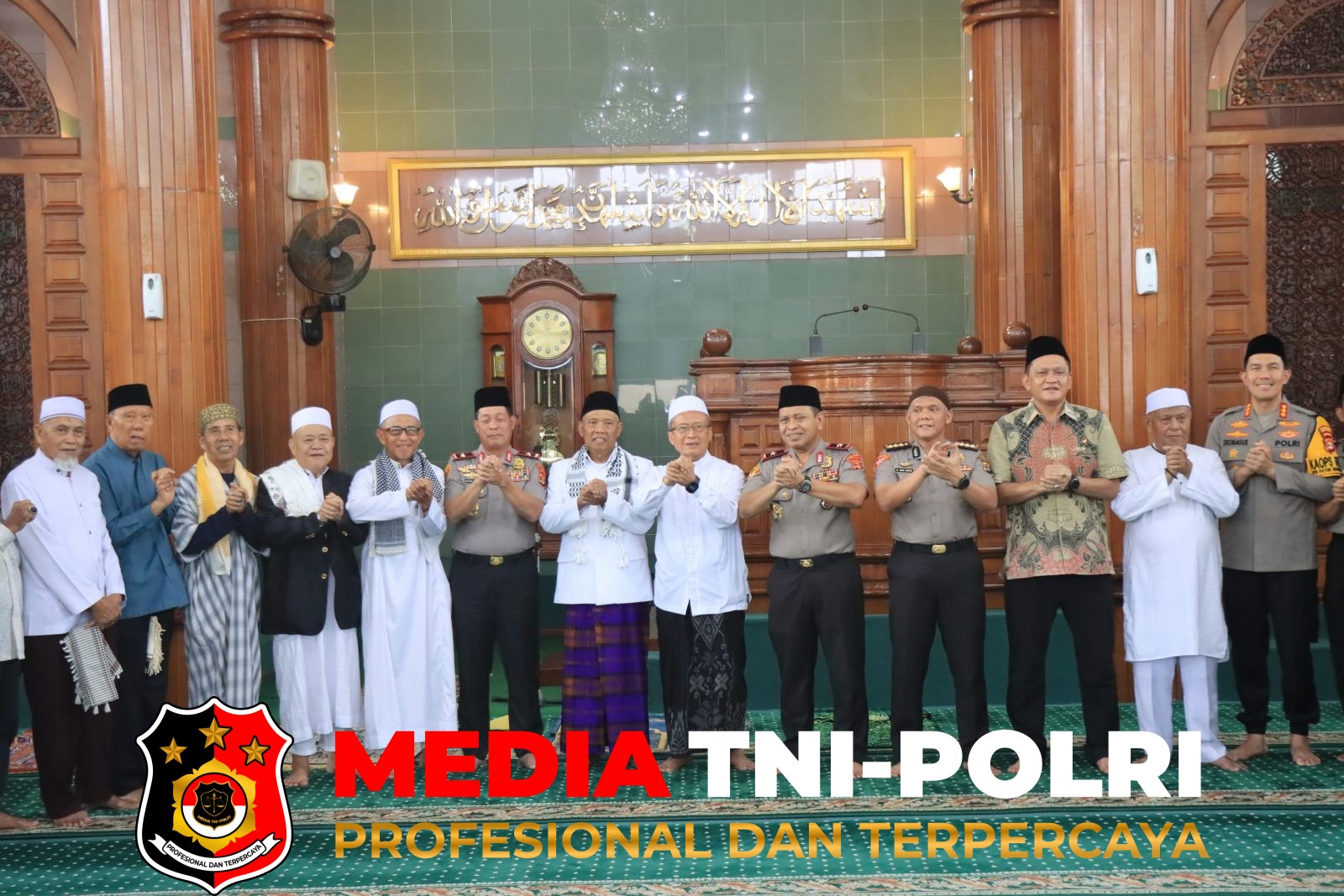 Kapolda Lampung - Kapolda Lampung Bersama Wakapolda Salat Jumat di Masjid Agung Al-Furqon, Perkuat Kedekatan Polri dengan Masyarakat