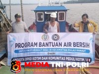 Anggota DPRD - Anggota DPRD Kotim Bersama Komunitas Peduli Kotim Salurkan Bantuan Air Bersih ke Sejumlah Desa di Pulau Hanaut